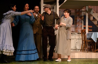 kobieta w średnim wieku w niebieskiej sukni zdziwiona zszokowana obok niej  dwóch mężczyzn i dwie kobiety też oburzeni