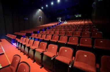 Duża Scena kilkadziesiąt czerwonych foteli ułożonych w rzędy