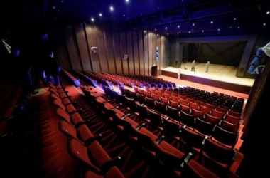 Widok na Dużą Scenę, kilkadziesiąt czerwonych foteli i scena