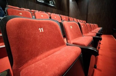 Duża scena, widok na czerwone fotele