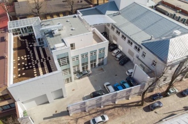 Scena na dachu, widok z góry za parking, budynek techniczny i dach