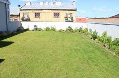 Scena na dachu. Zielony trawnik