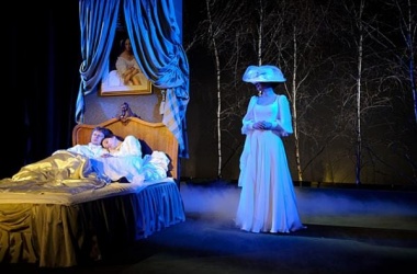 pokój,  po prawej stronie na łóżku śpią młody chłopiec i młoda dziewczyna po prawej młoda kobieta matka chłopca patrzy na nich, jest ubrana w białą suknie i duży biały kapelusz na głowie
