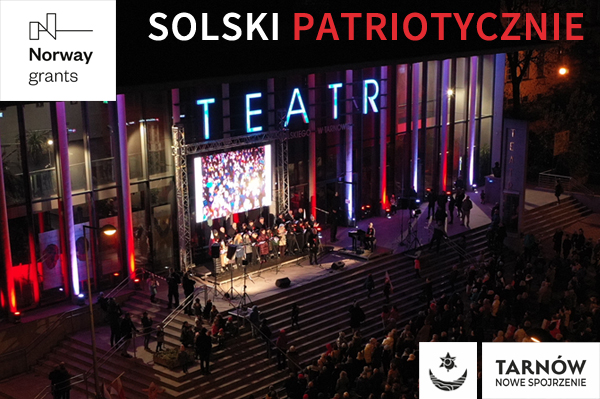 przed teatrem kiludziesięciu aktorów i solistów śpiewa przed nimi tłum ludzi u góry napis solski patriotycznie teatr napis projektu norway grants tarnów nowe spojrzenie